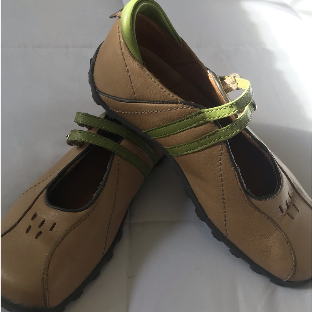 NWOT Caterpillar Inc. Mary Janes. Size 6. - Picture 10 of 16